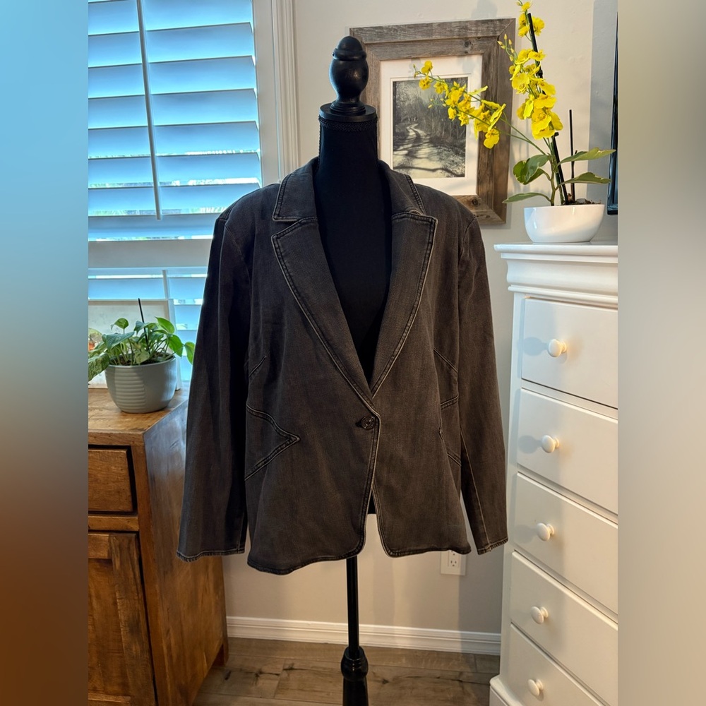 Chico’s
Denim Blazer - Colson Bay Wash or Faded Black, 4 (20/22 or XXL)